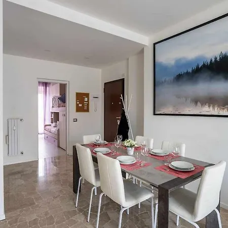 - Parking And Comfort - Spacious Up To 8 Pax דירה מילאנו