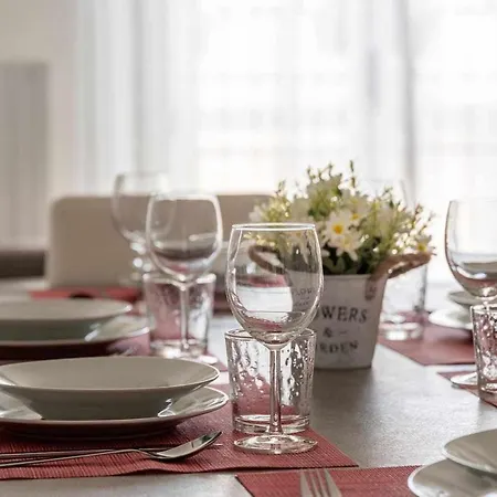 - Parking And Comfort - Spacious Up To 8 Pax דירה מילאנו